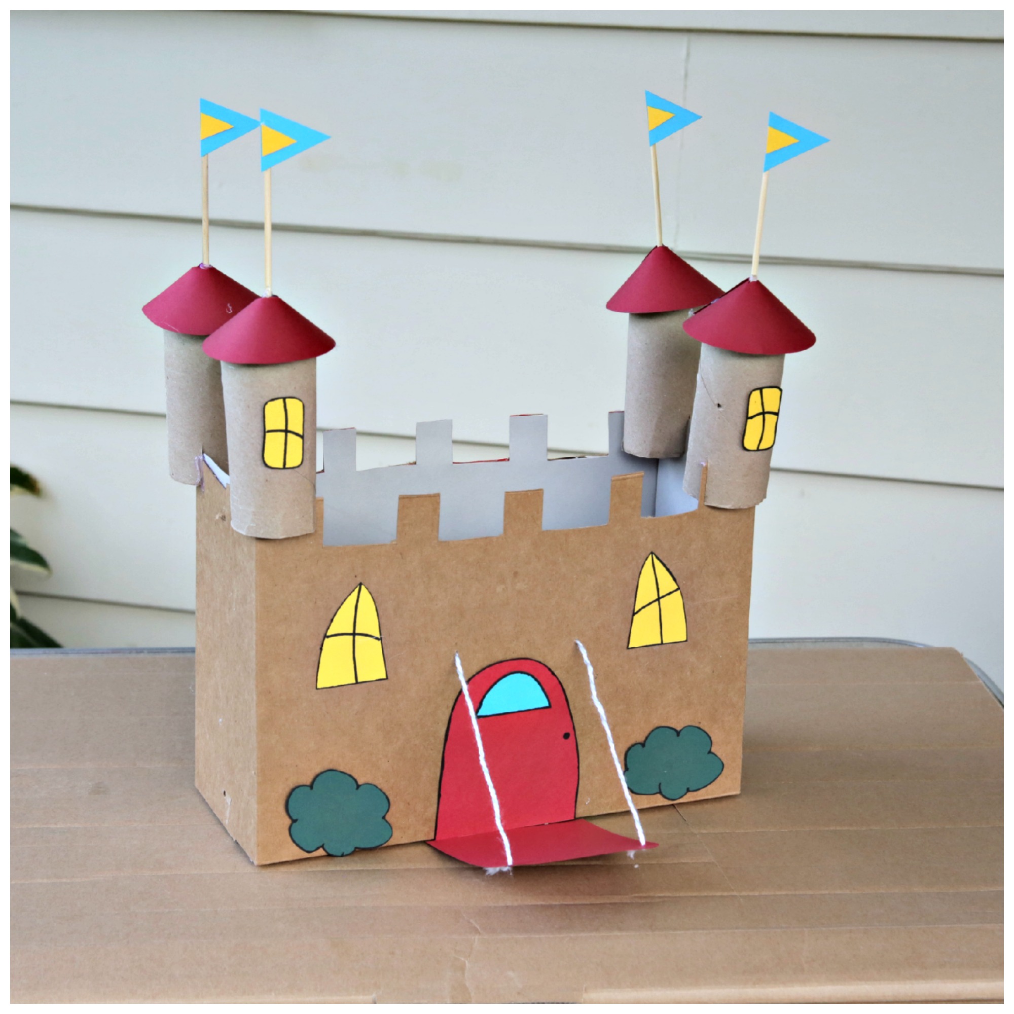 Картонные игрушки. Картонный замок для детей. Поделки из картона. Замок из картонных коробок. Поделка крепость.